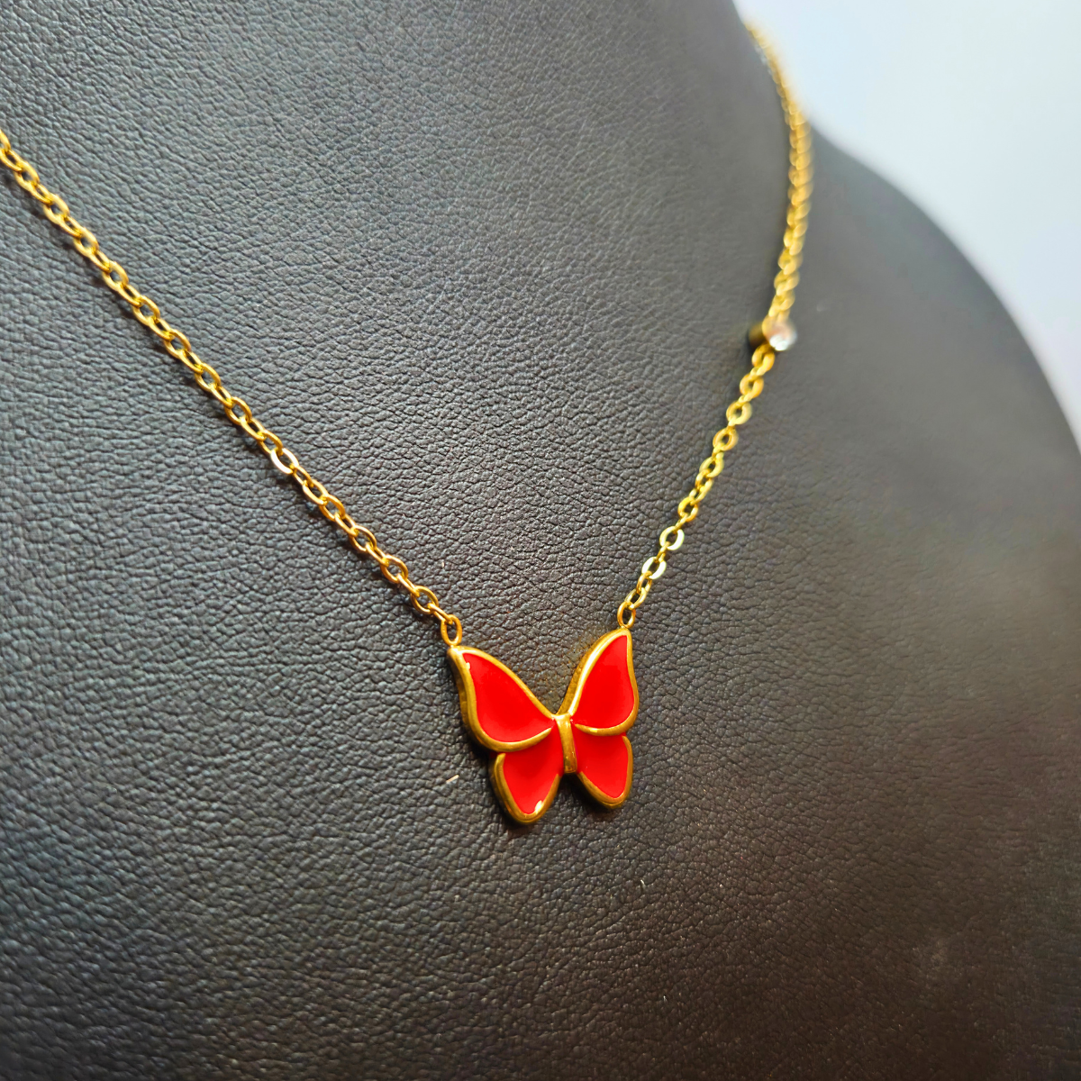 Collier pendentif papillon émaillé rouge avec zircone - 100 % acier plaqué or 18 carats