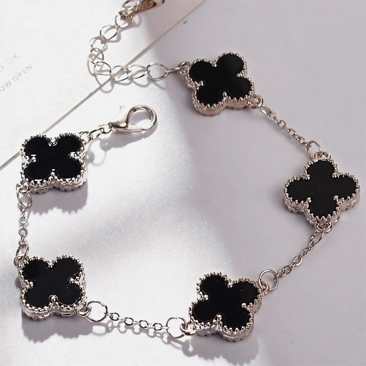 Pulsera de Trébol con Ónix Negro 100% Acero Bañada en Oro Blanco de 18K - Elegancia Moderna