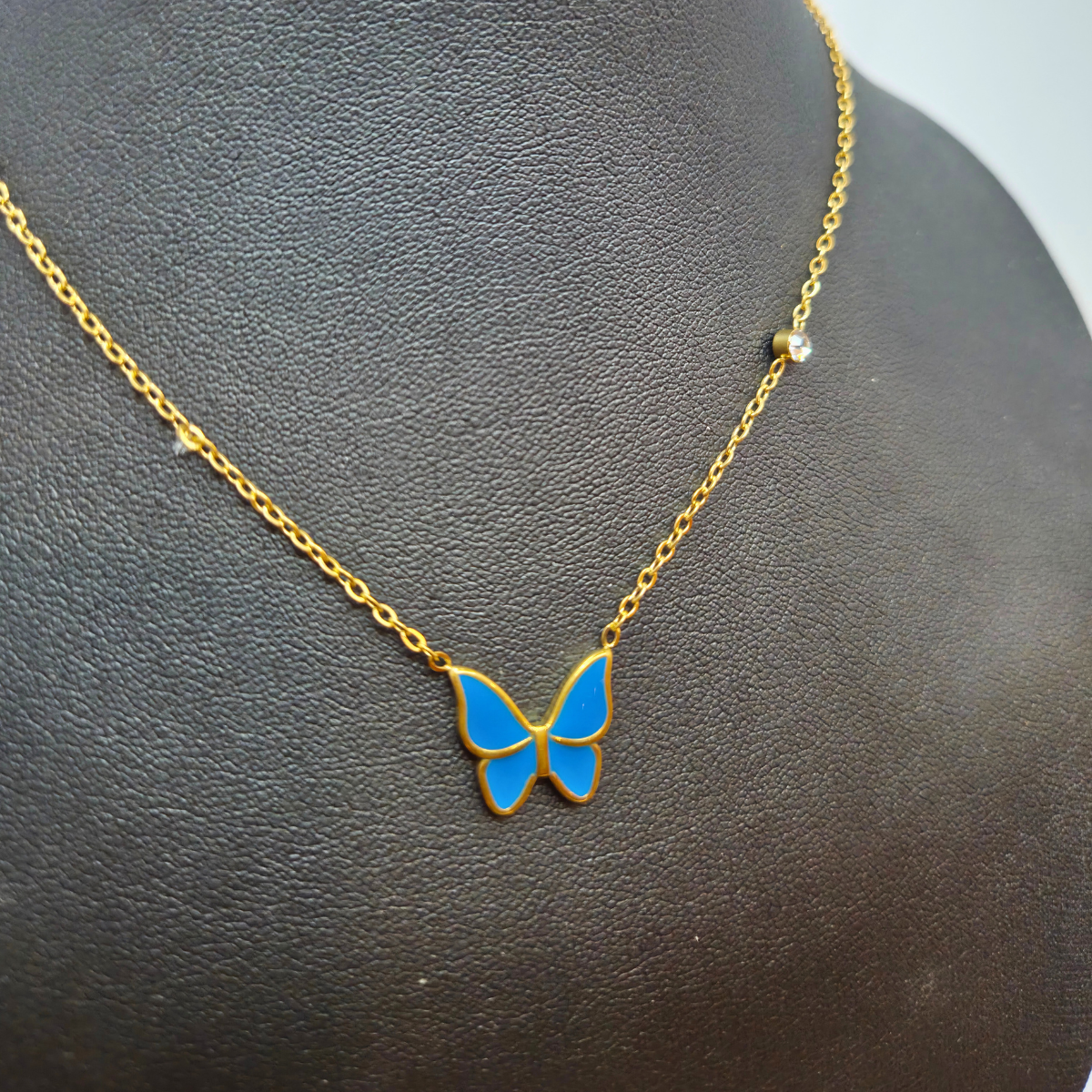 Collier pendentif papillon émaillé bleu avec zircone - 100 % acier plaqué or 18 carats