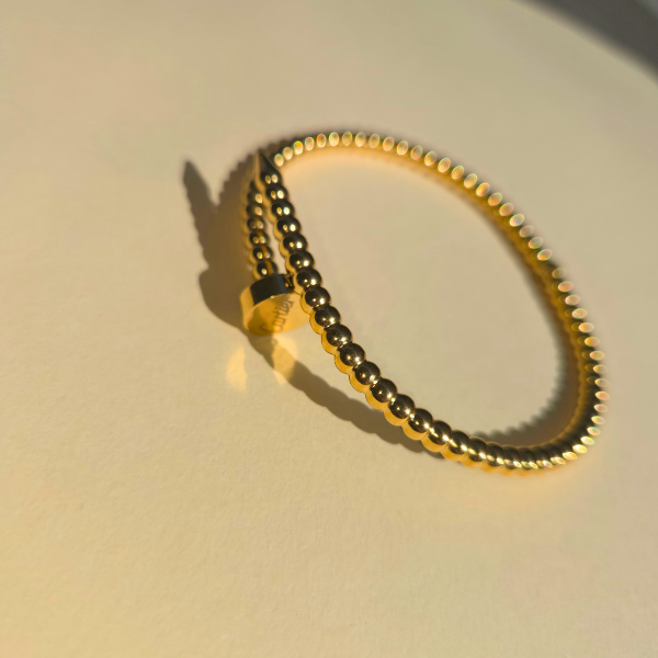 Bracelet clou texturé en acier plaqué or 18 carats
