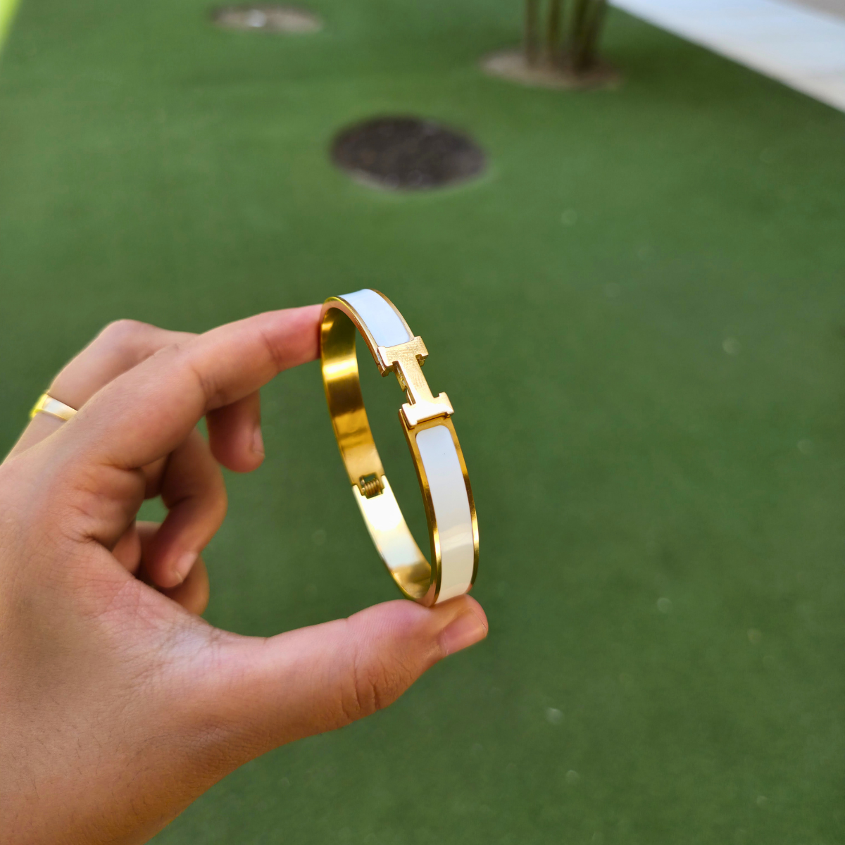 Bracelet rigide avec motif « H » et émail blanc – 100 % acier plaqué or 18 carats