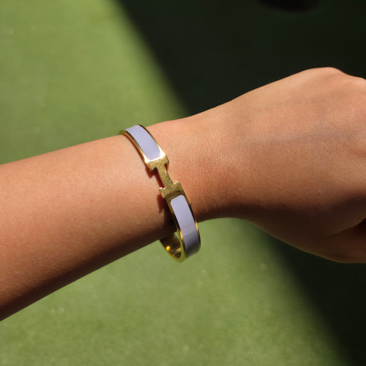 Pulsera Rígida con Diseño 'H' y Esmalte Lila/Lavanda - 100% Acero Bañado en Oro 18K