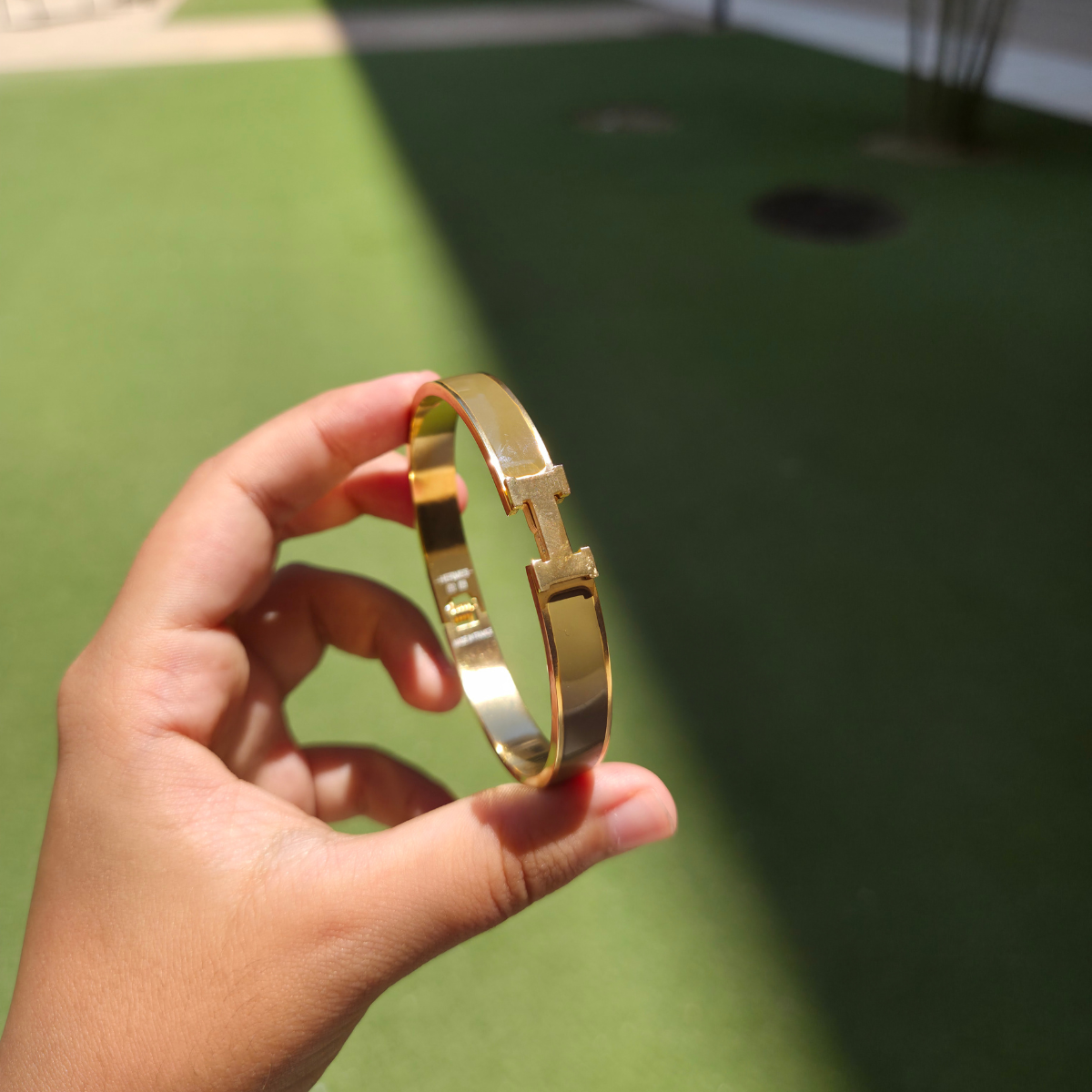 Bracelet rigide avec motif « H » et émail vert - 100 % acier plaqué or 18 carats