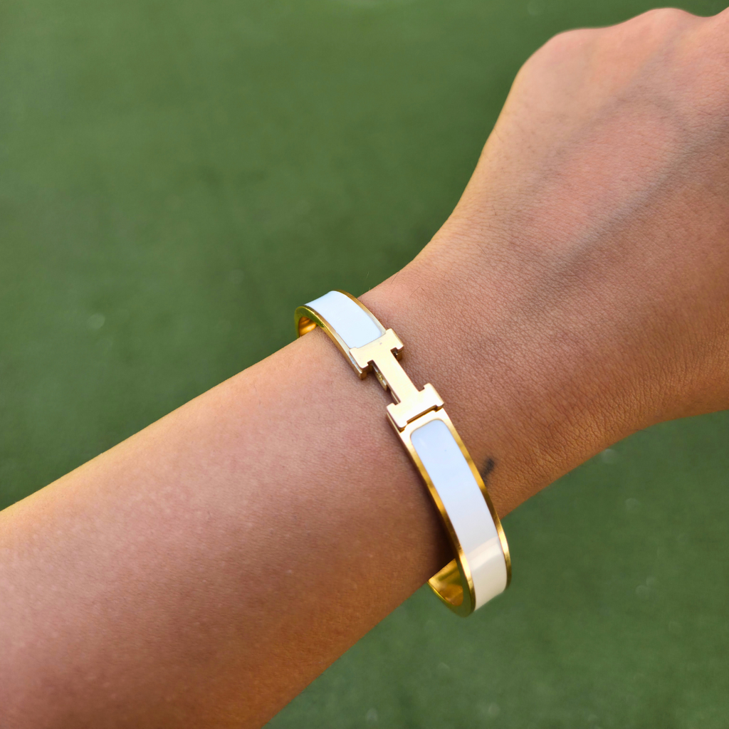 Bracelet rigide avec motif « H » et émail blanc – 100 % acier plaqué or 18 carats