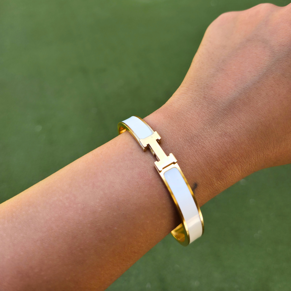 Bracelet rigide avec motif « H » et émail blanc – 100 % acier plaqué or 18 carats