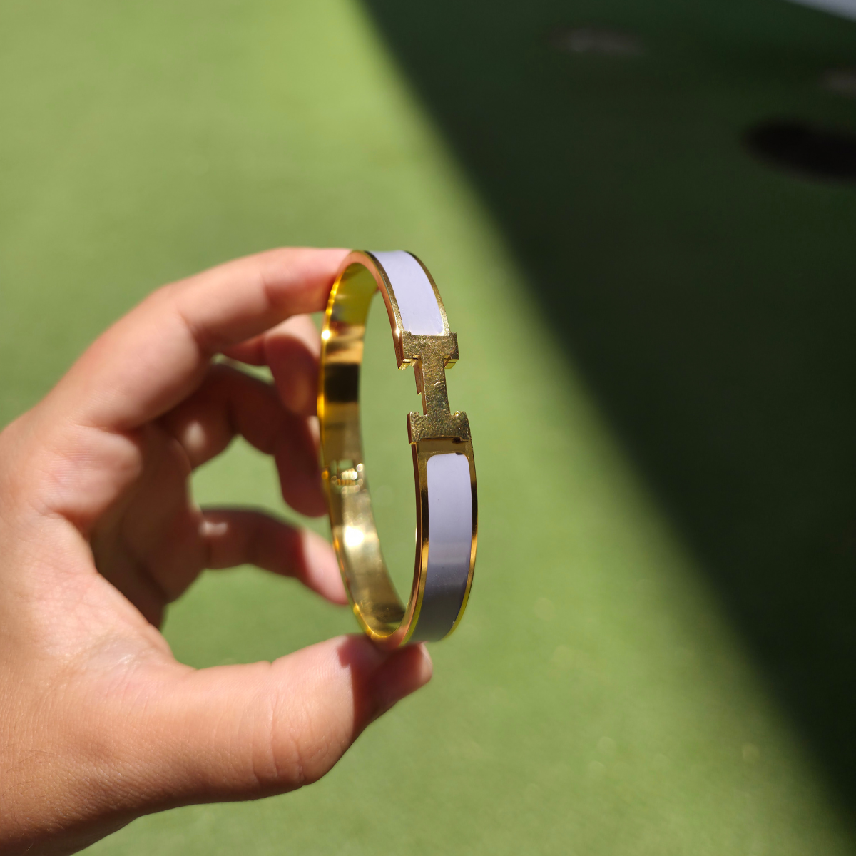 Pulsera Rígida con Diseño 'H' y Esmalte Lila/Lavanda - 100% Acero Bañado en Oro 18K