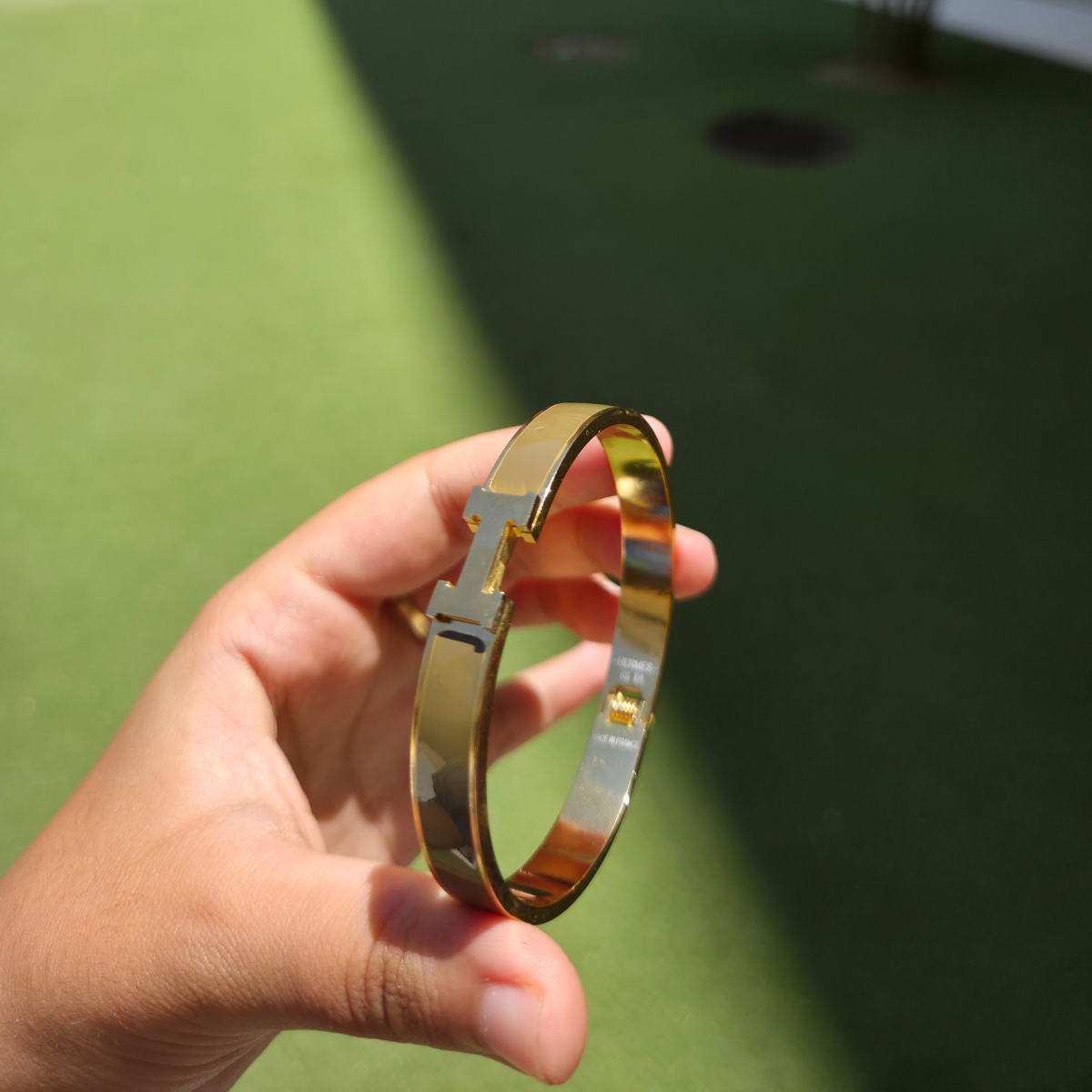 Bracelet rigide avec motif « H » et émail vert - 100 % acier plaqué or 18 carats