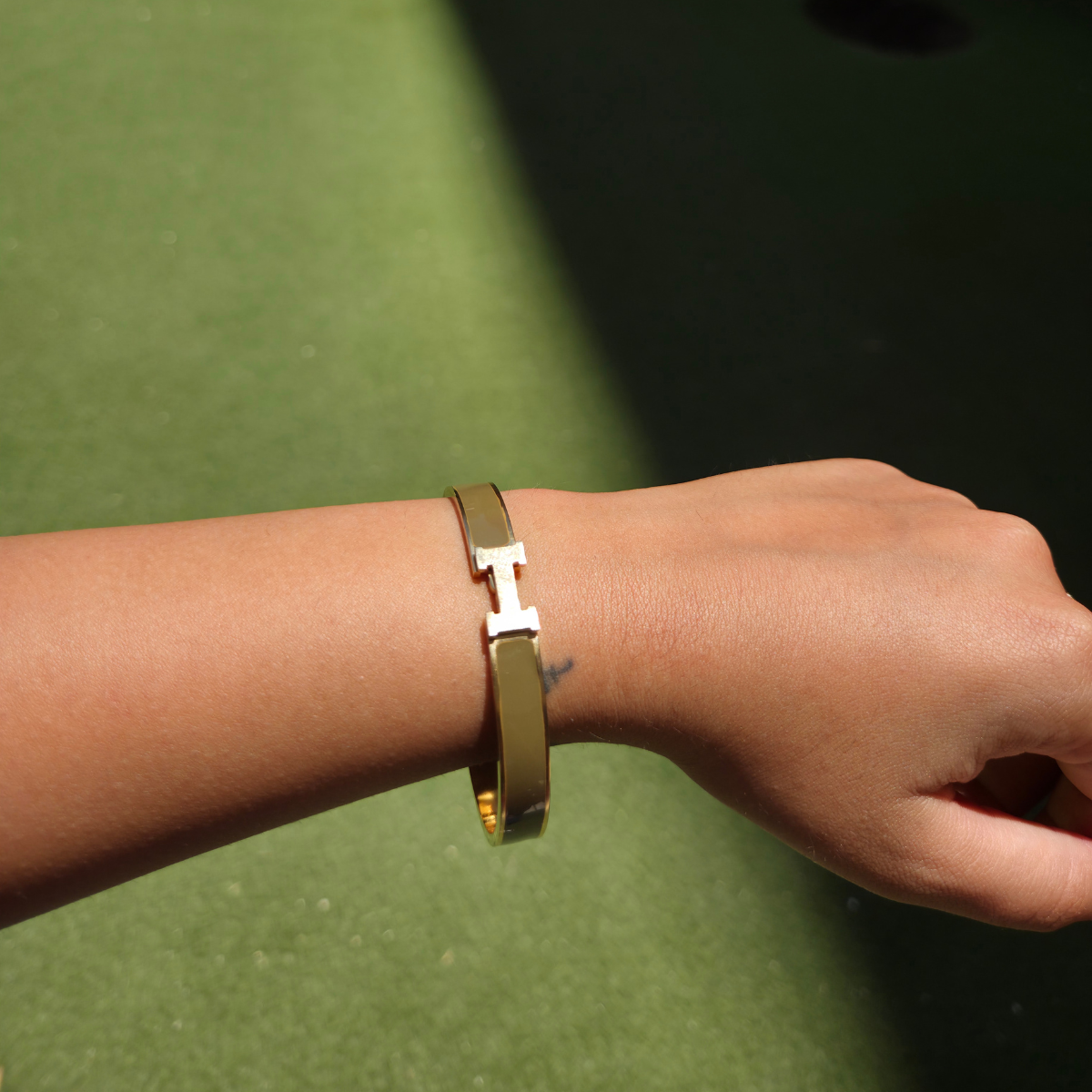 Bracelet rigide avec motif « H » et émail vert - 100 % acier plaqué or 18 carats
