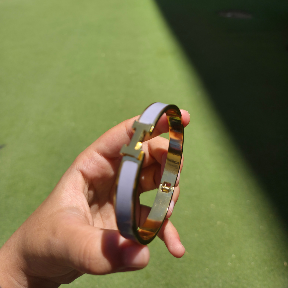 Pulsera Rígida con Diseño 'H' y Esmalte Lila/Lavanda - 100% Acero Bañado en Oro 18K