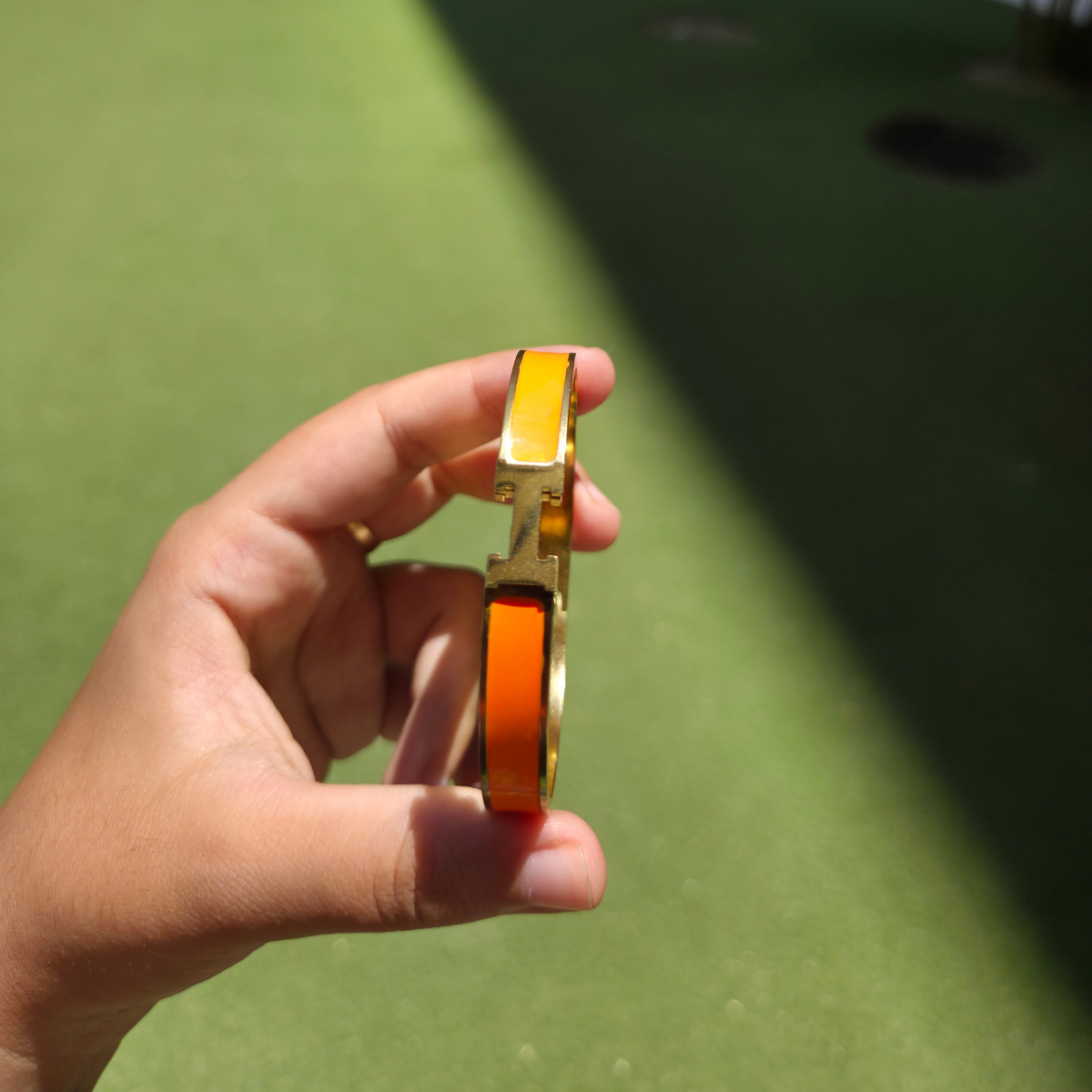 Bracelet rigide avec motif « H » et émail orange - 100 % acier plaqué or 18 carats
