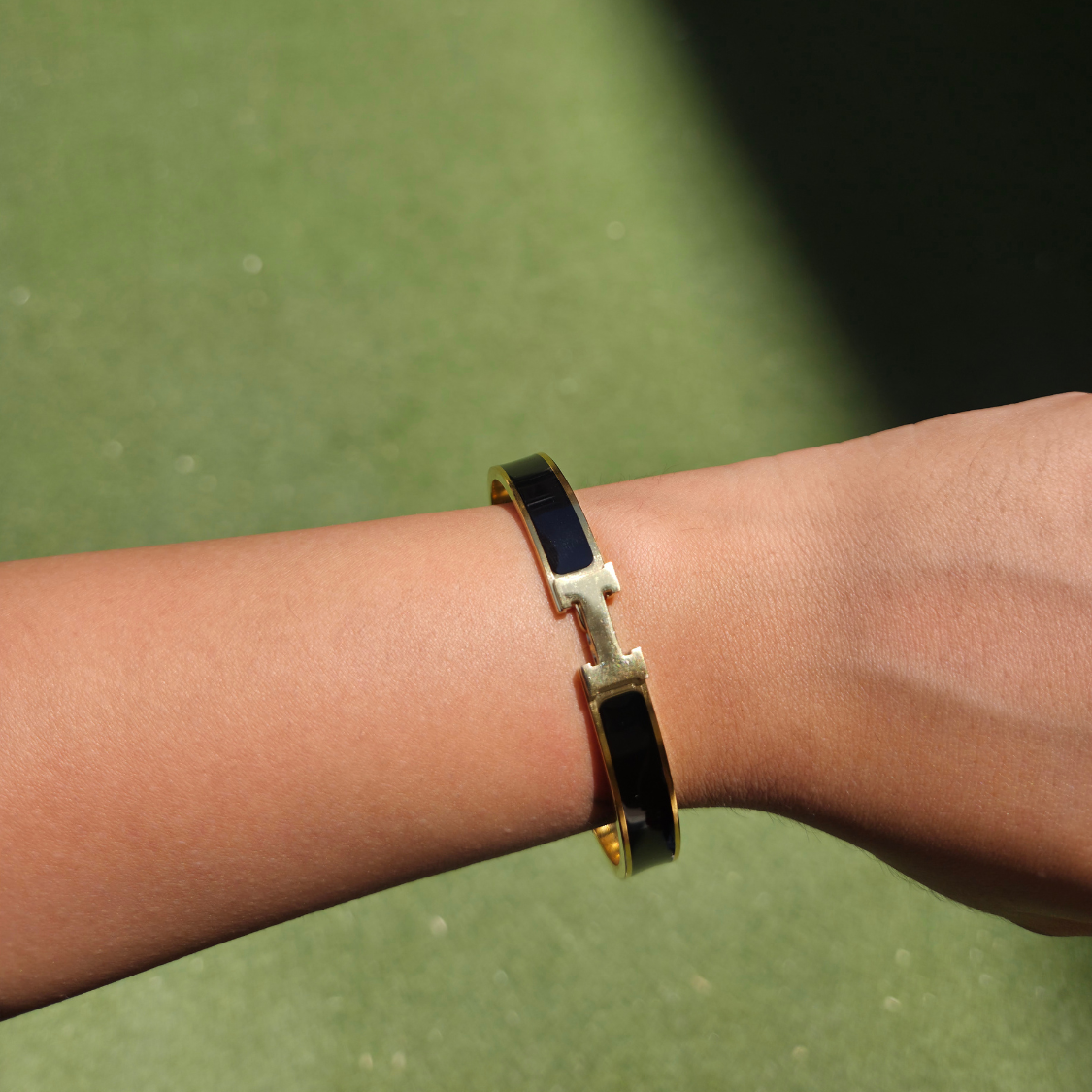 Bracelet rigide avec motif « H » et émail noir - 100 % acier plaqué or 18 carats