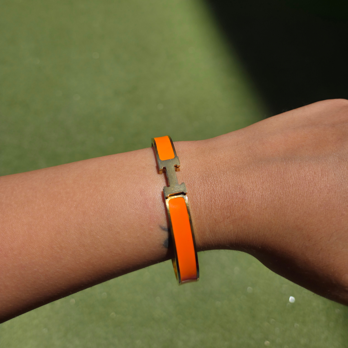 Bracelet rigide avec motif « H » et émail orange - 100 % acier plaqué or 18 carats