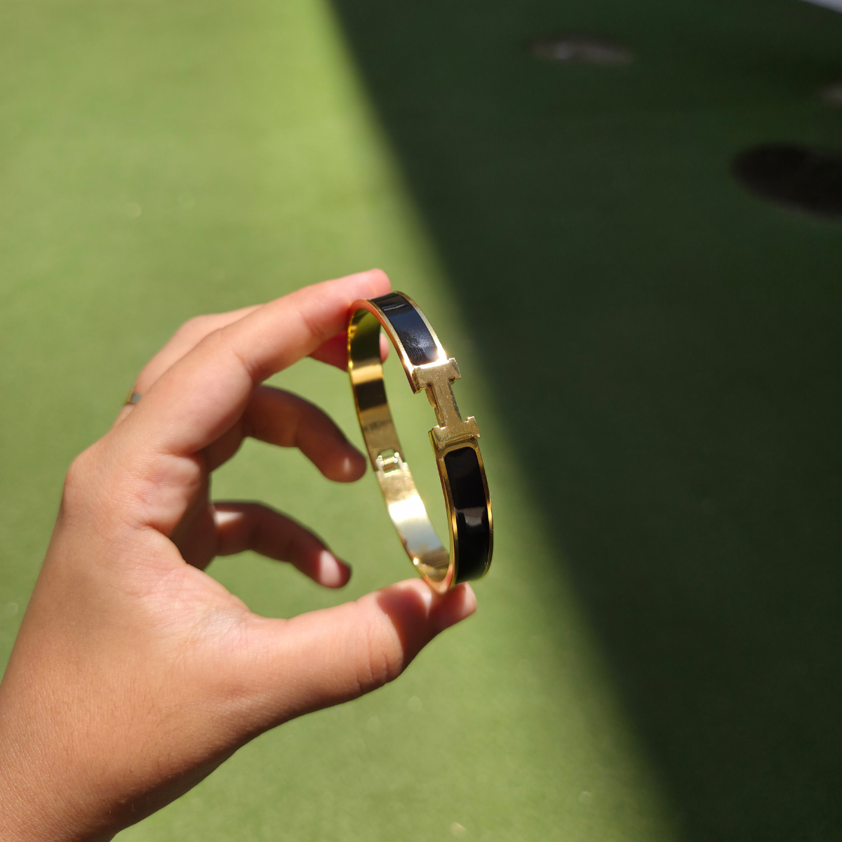 Bracelet rigide avec motif « H » et émail noir - 100 % acier plaqué or 18 carats