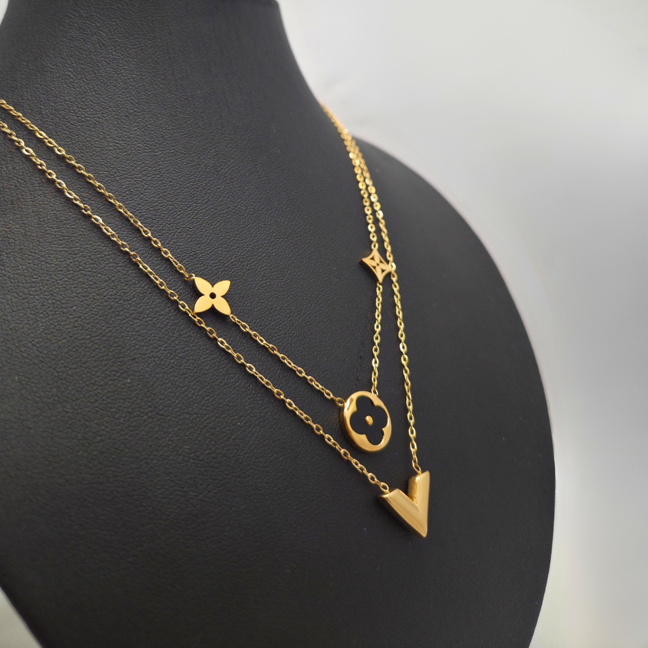 Collar Doble Cadena con Colgantes Florales y "V" 100% Acero Bañado en Oro 18K